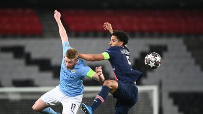 De Bruyne y Marquinhos pugnan por un balón aéreo.