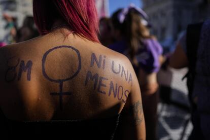 Una mujer con el mensaje de "Ni una menos" escrito en su espalda participa en una manifestacin para conmemorar el Da Internacional de la Mujer en Buenos Aires, Argentina, el martes 8 de marzo.