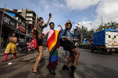 Miembros de la comunidad LGTB india celebran el fallo del Tribunal Supremo de la India sobre las relaciones homosexuales en Bombay (India).