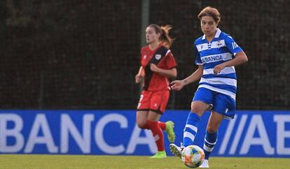 Miriam Ríos conduce la pelota en el duelo ante el Rayo Vallecano.