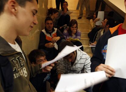 Estudiantes se preparan para el examen de selectividad en la Facultad de Odontología de la Complutense.