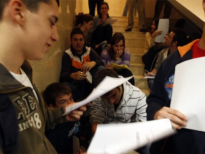 Estudiantes se preparan para el examen de Selectividad en la Facultad de Odontología de la Complutense.