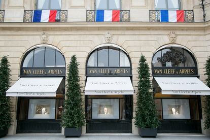 La primera tienda de Van Cleef & Arpels se inauguró en la Place Vendôme de París, el hogar de las principales firmas de joyería de todo el mundo, en 1906. Entre los pedidos especiales de la marca, propiedad de Richemont, se incluye el conjunto de coronación de la emperatriz iraní Farah Pahlavi.