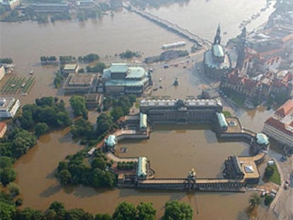 Vista general de la histórica ciudad alemana de Dresde, con el edificio de la Ópera (centro) anegado por las inundaciones.