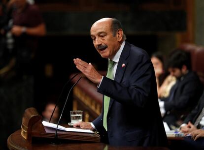 El portavoz del Partido Regionalista de Cantabria, José María Mazón, durante su intervención en la sesión de investidura de este jueves.