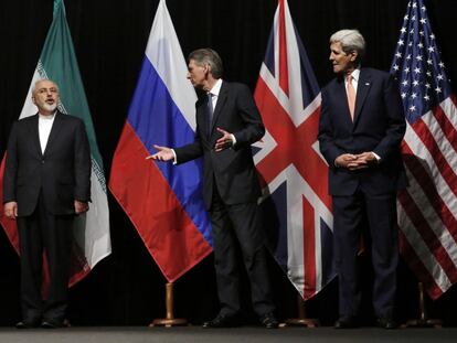 La alta representante de Política Exterior y Defensa de la UE, Federica Mogherini, el ministro de relaciones exteriores iraní, Mohammad Javad Zarif, el minstro de relaciones exteriores ruso, Sergey Lavrov y el exsecretario de estado estadounidense, John Kerry 
  en julio de 2015 tras firmar el acuerdo nuclear con Irán.