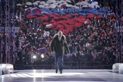 El presidente ruso, Vladímir Putin, asiste a un concierto que marca el séptimo aniversario de la anexión de Crimea por parte de Rusia en el estadio Luzhnikí de Moscú.