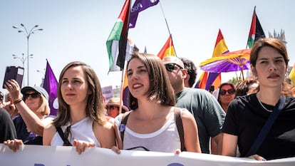 De izquierda a derecha, la portavoz de Podemos en el Congreso, Ione Belarra, la eurodiputada de Podemos Irene Montero y la eurodiputada y portavoz de Podemos, Isa Serra, durante la II Marcha Republicana, este domingo en Madrid.