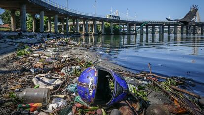 Lixo acumulado na baía de Guanabara, no Rio, em  de junho.