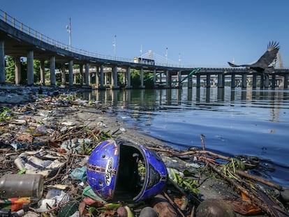 Lixo acumulado na baía de Guanabara, no Rio, em  de junho.