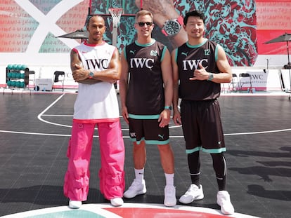El piloto Lewis Hamilton, el CEO de IWC Schaffhausen CEO Christoph Grainger-Herr y el actor Simu Liu durante el IWC Chrono Challenge en Miami.