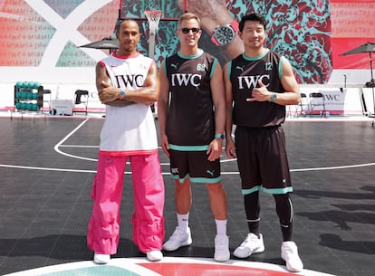 El piloto Lewis Hamilton, el CEO de IWC Schaffhausen CEO Christoph Grainger-Herr y el actor Simu Liu durante el IWC Chrono Challenge en Miami.