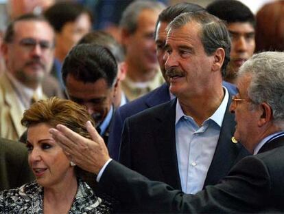 Vicente Fox y su esposa atienden las explicaciones de Xavier Folch, director del Institut Ramon Llull.