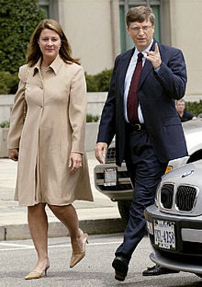Bill Gates y su esposa, Melinda, llegan al Tribunal de Apelaciones en Washington en su primera comparecencia en el <b></b><i>caso Microsoft.</i>