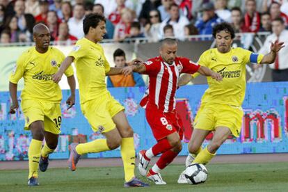 Crusat trata de marcharse de dos jugadores rivales.