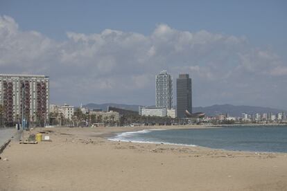 La playa de la Barceloneta, con el cielo limpio.