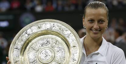 Kvitova posa con el trofeo de Wimbledon en 2014.