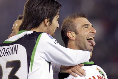 Kennedy celebra el segundo gol del Racing ante el Sevilla