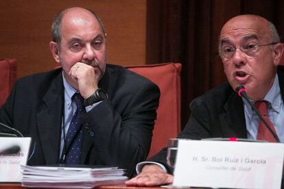 El director del CatSalut, Josep María Padrosa, y el consejero de Salud, Boi Ruiz, esta mañana en el Parlament