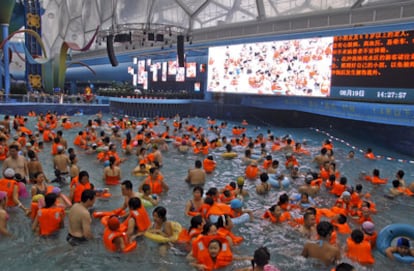 Un grupo de visitantes del parque acuático que alberga <i>El Cubo</i>, en una de las piscinas del recinto.