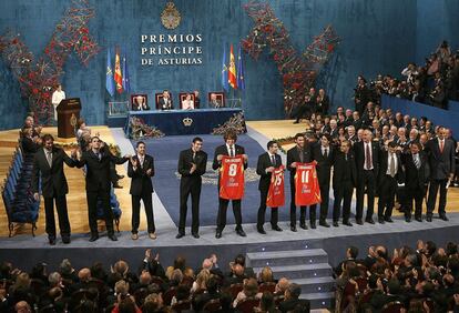 20 de octubre de 2006. Los jugadores de la selección española de baloncesto son aplaudidos tras recibir de manos de don Felipe el Premio Príncipe de Asturias de los Deportes 2006, en la ceremonia de entrega de los galardones en Oviedo.