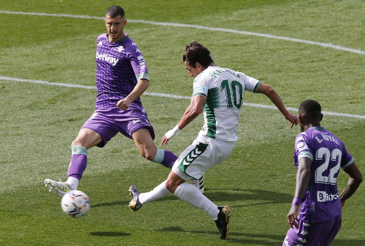 Liga de fútbol: El Elche se aferra a la permanencia | Deportes | EL PAÍS