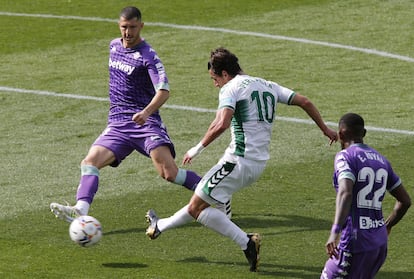 Pere Milla dispara en el área durante el partido ante el Betis este domingo en el estadio Manuel Martínez Valero, en Elche.