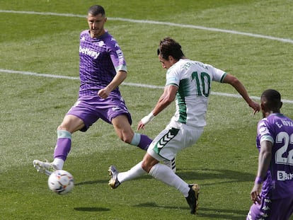 Pere Milla dispara en el área durante el partido ante el Betis este domingo en el estadio Manuel Martínez Valero, en Elche.