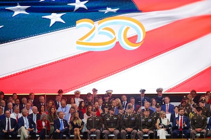 El vicepresidente de Estados Unidos, J. D. Vance, asiste al desfile militar.
