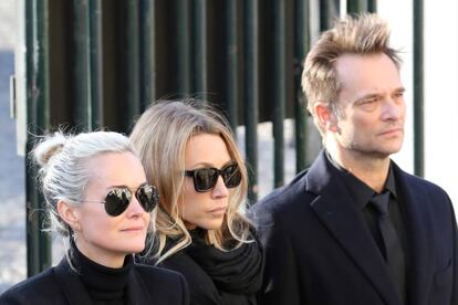 Laeticia Hallyday (I) con los hijos de Johnny Hallyday Laura y David durante el funeral del cantante 