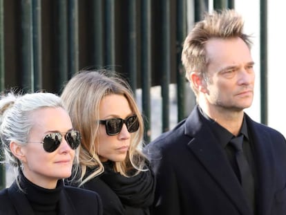 Laeticia Hallyday (I) con los hijos de Johnny Hallyday Laura y David durante el funeral del cantante 