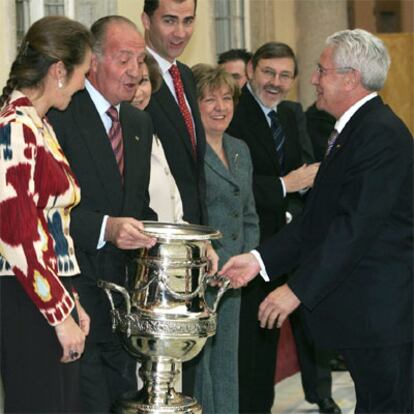 El rey Juan Carlos entrega la Copa Stadium al presidente de la Caja de Ahorros de la Inmaculada de Aragón, Fernando Gil.