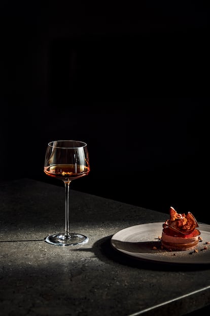 Maridaje de postre y bebida en el menú degustación del restaurante CODA, en Berlín.