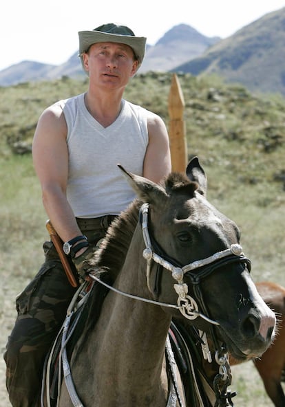  El presidente de Rusia, Vladimir Putin, durante un paseo a caball por las montañas de Saya, durante sus vacaciones en  Siberia, el 15 de agosto de 2007.