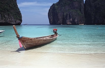 Que praia bonita e deserta... nesta foto.