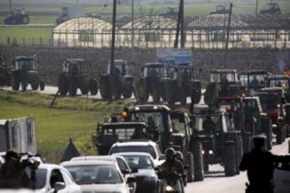 Agricultores griegos bloquean con sus tractores la autopista que une las ciudades de Atenas y Tesalónica en Nikaia (Grecia). EFE/Archivo