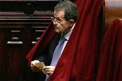 El líder del centro-izquierda italiano, Romano Prodi, se dirige a depositar su papeleta de voto, ayer en la Cámara de Diputados.