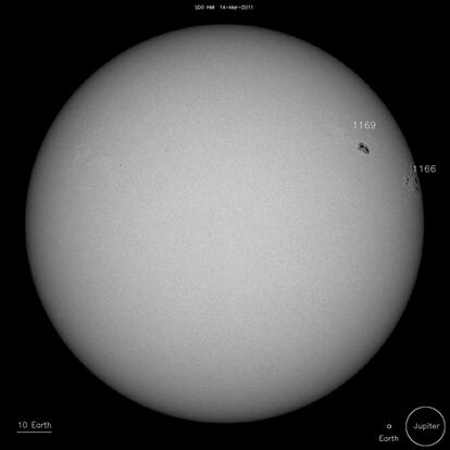 La mancha solar 1166, causante de las auroras boreales, el 7 de marzo, a punto de dejar de ser visible.