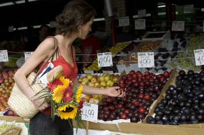 Una mujer compra en el mercado Jean-Talon, en Montreal