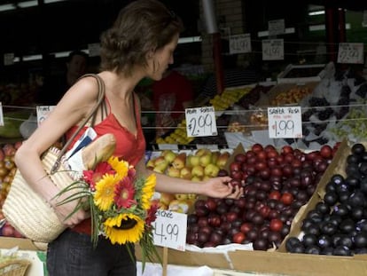 Uma mulher compra no mercado Jean-Talon, em Montreal