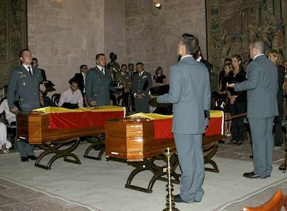 Las infantas visitan la capilla ardiente de los dos guardias civiles asesinados por ETA.