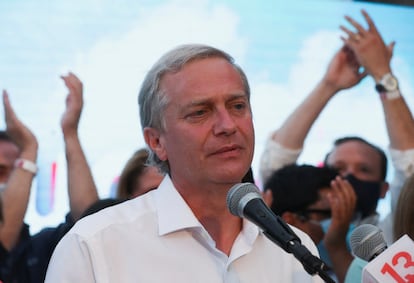 José Antonio Kast da un discurso este domingo en Santiago de Chile tras reconocer su derrota en las elecciones.