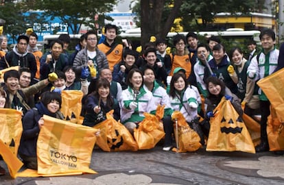 Voluntarios listos para poner orden en las calles de Tokio tras la fiesta callejera.