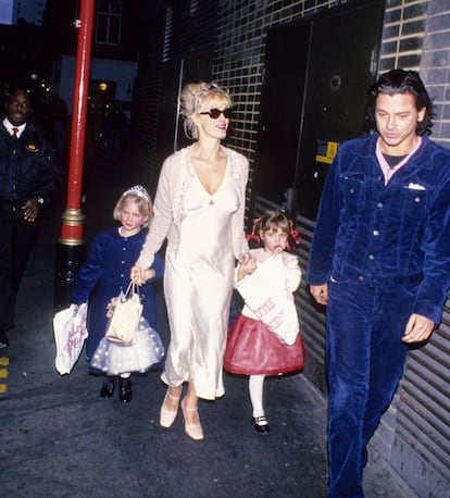 Paula Yates y Michael Hutchence, con Peaches y Pixie Geldof.