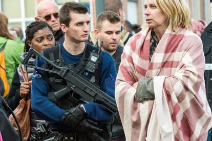 Un agente de policía vigila a los evacuados cerca del aeropuerto de Bruselas (Bélgica), el 22 de marzo de 2016.