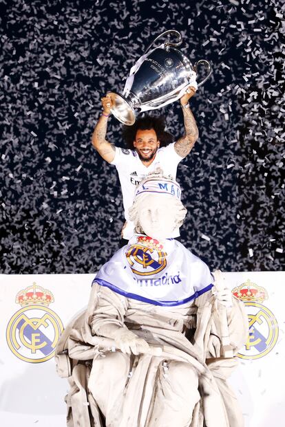 Marcelo, capitán del Real Madrid, alza la Champions en la Cibeles, el 28 de mayo. 