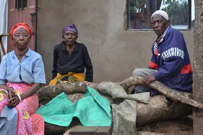 Asha, Mariam y Saidi Solemani, hermanos, frente a la casa que habitan en Kisambare. Viven con dos nietos de Mariam y hay días que tienen que sobrevivir con menos de 20 céntimos al día.