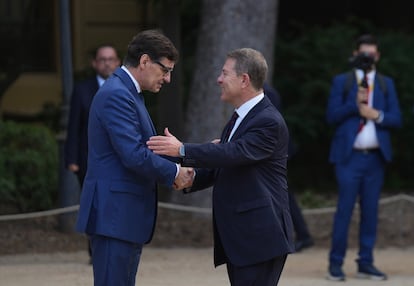 El presidente de la Generalitat de Cataluña, Salvador Illa (a la izquierda), saluda al presidente de Castilla-La Mancha, Emiliano García-Page, a su llegada al palacio de Pedralbes.