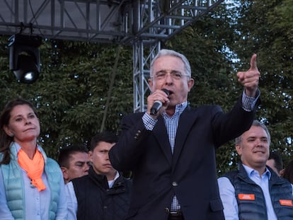 El expresidente Álvaro Uribe habla durante un evento de la campaña presidencial de Iván Duque, el 20 de mayo de 2018.