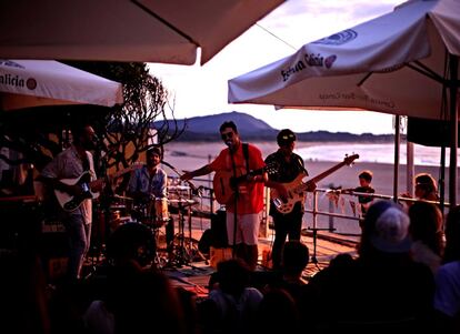 El grupo 'Mi hermano y yo' actúa en directo en uno de los espacios del festival habilitados junto a la playa de A Frouxeira.